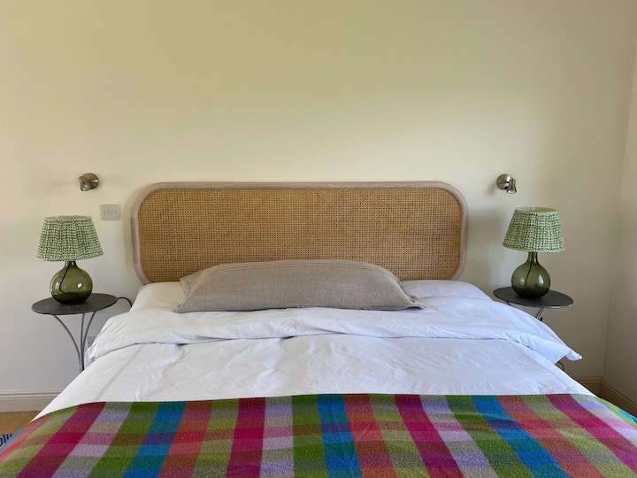 ห้องนอนใหญ่มีเตียงคิงไซส์พิเศษพร้อมห้องน้ำในตัวและตู้เสื้อผ้าแบบเดินเข้าได้