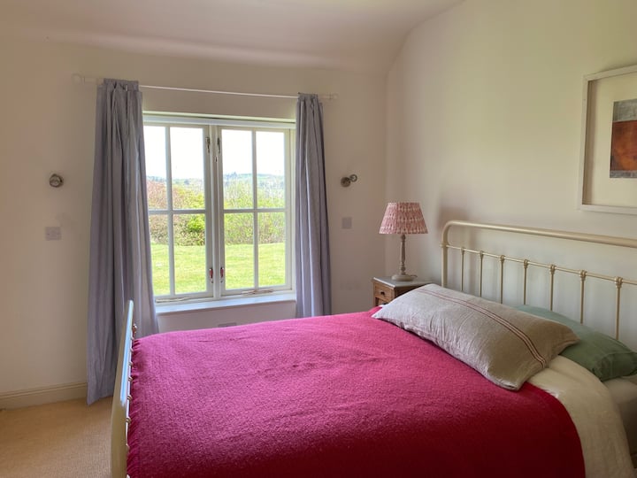 ห้องนอนแขกพร้อมเตียงขนาดคิงไซส์