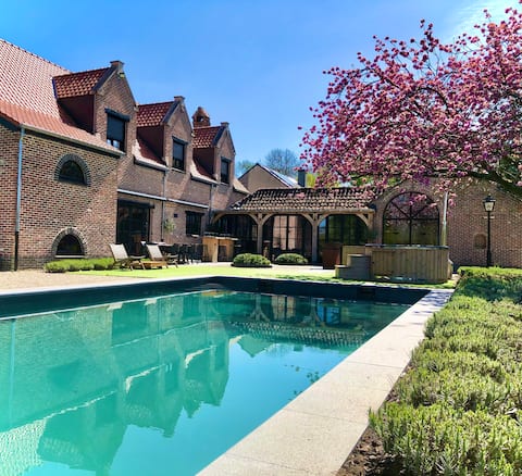 A lovely, authentic villa in the green