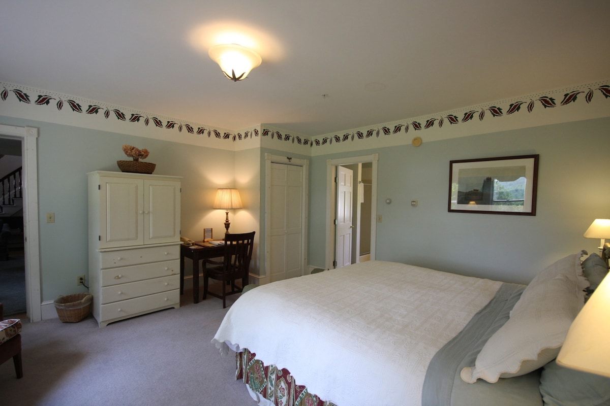 Ნომერი 8 არის დიდი და ფართო ოთახი დიდი საწოლით.