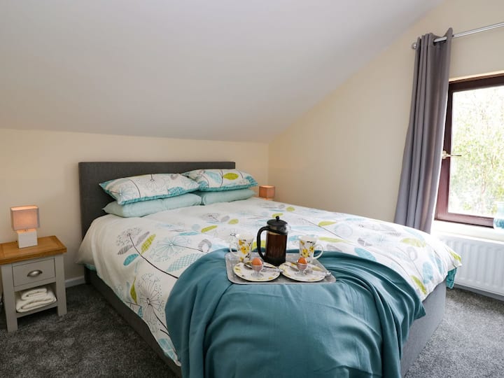 Главна спална соба - брачен кревет (широк 180-220 см)