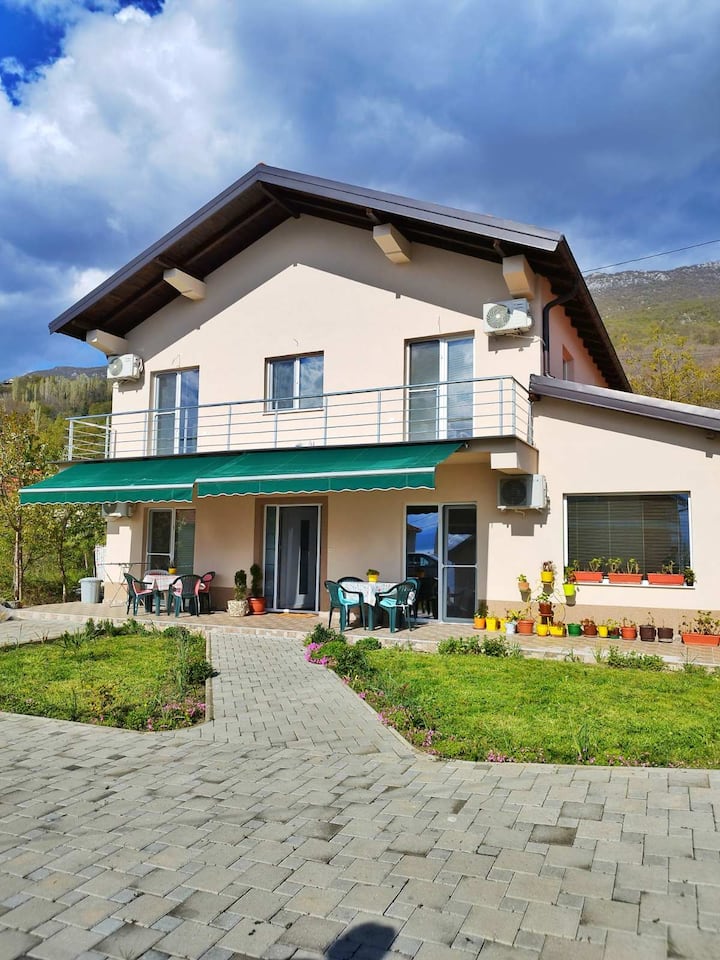Villa Makach (Private Getaway)