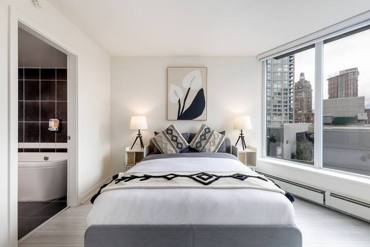 Mountain & WaterView/Pool/Gym/Sauna/Hottub/Sleep 8 gallery image 2