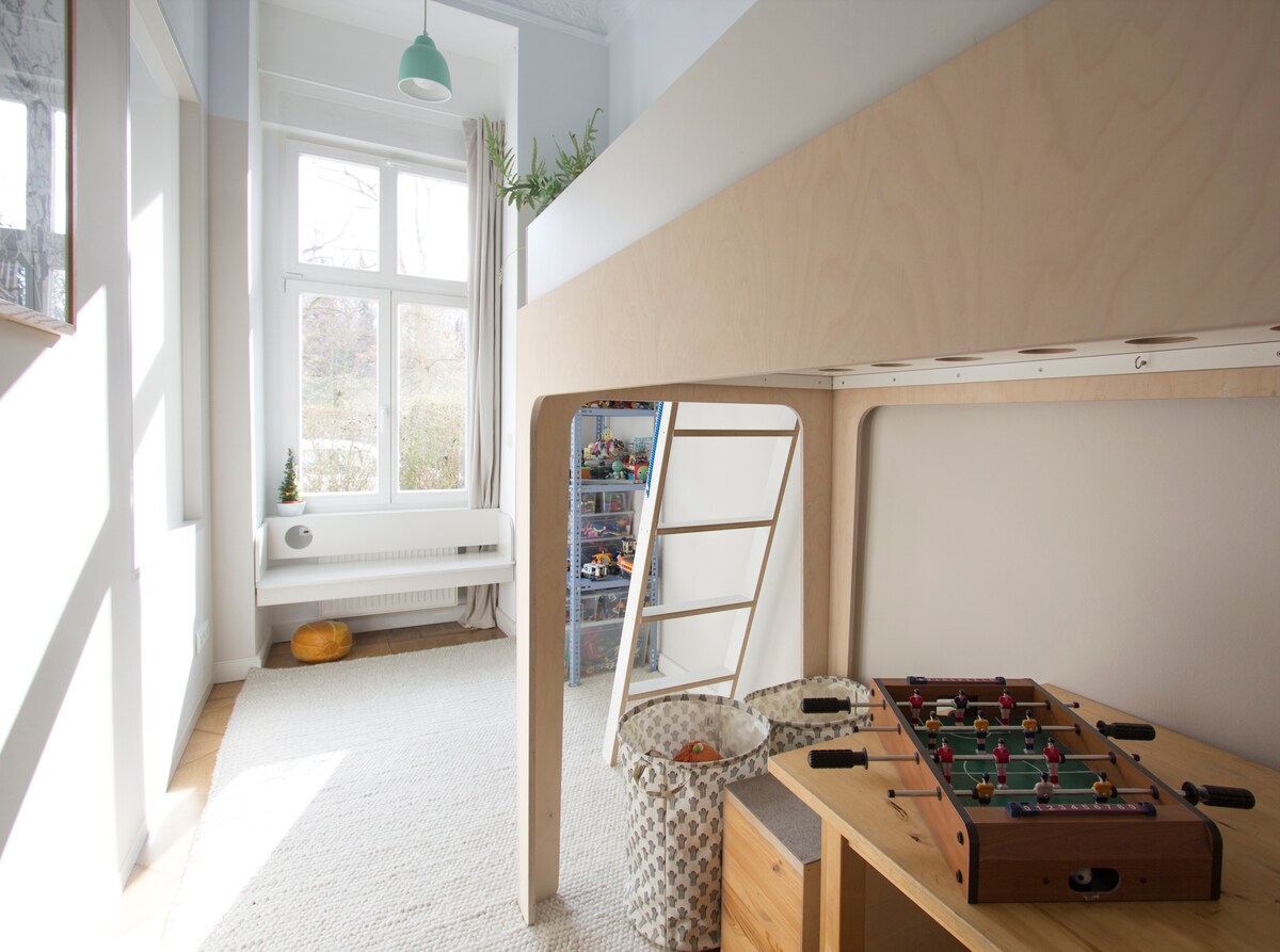 Ქუჩაში, პარკში საფეხბურთო მოედანია. Გსურთ, დარჩეთ? Ისიამოვნეთ მაგიდის-ფეხბურთის თამაშით!