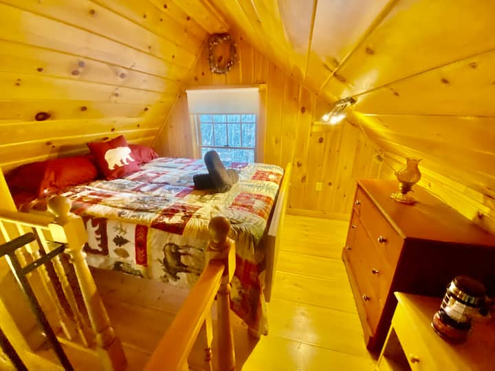 Máme jednu manželskú posteľ a poskytujeme posteľnú bielizeň, vankúše a uteráky.