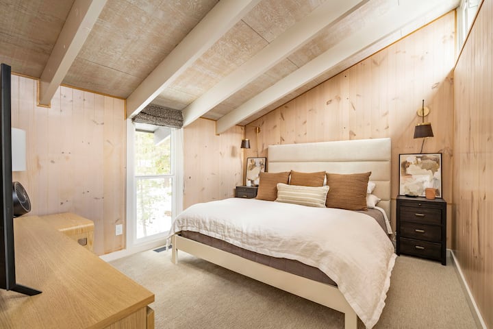 Upstairs king bedroom with smart tv.