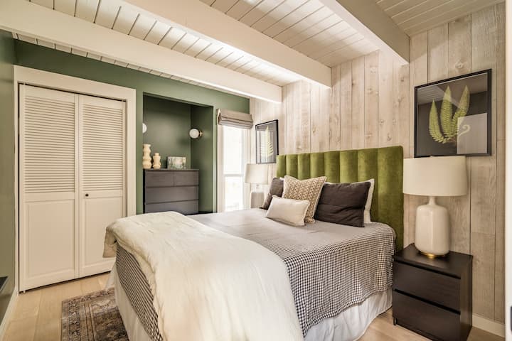 Main floor queen bedroom.