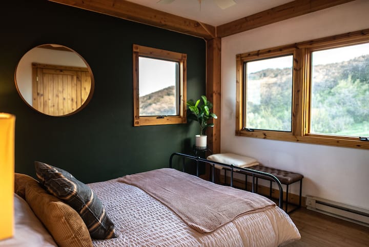 La pièce verte bénéficie d'une lumière fantastique et d'une vue sur la superficie entourant la maison. Gardez un œil sur les cerfs, les wapitis et les dindes sauvages par la fenêtre. 