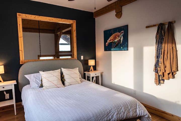 La deuxième chambre à l'étage est une chambre confortable, sur le côté est de la maison. Beaucoup de lumière du soleil le matin ! 