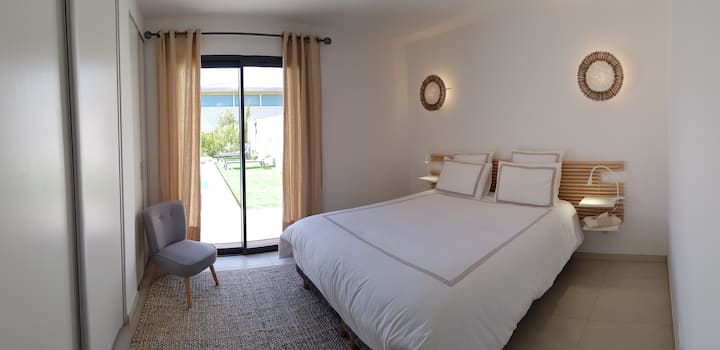 Lit 160 CM, côté piscine