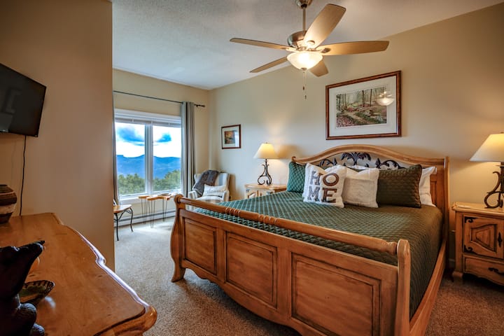 Lit king size confortable dans la chambre principale