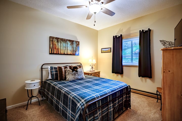 Chambre secondaire avec lit Queen et beaucoup d'espace 