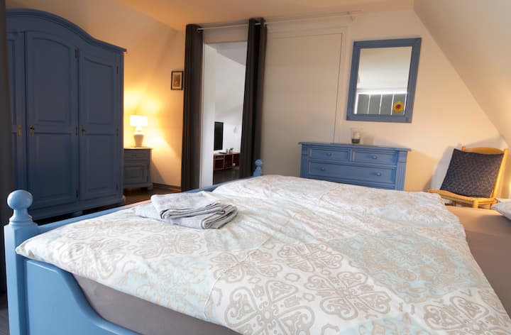 سرير مزدوج بغرفة النوم هذا