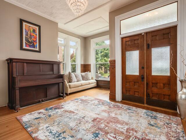 The Jazz and Blues Executive Mansion on Miami gallery image 3