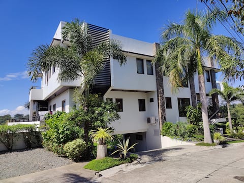 Ultimate Villa with garden, saltwater pool & staff