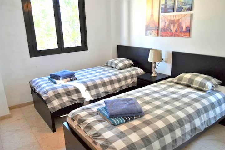 Slaapkamer #2 op de 1e verdieping, ook met badkamer