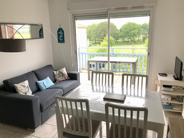 غرفة المعيشة وإطلالة على ملعب غولف