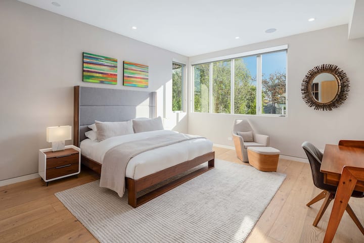 SPÁLŇA 2: MANŽELSKÁ POSTEĽ KING, VLASTNÁ KÚPEĽŇA, ŠATNÍK, INTELIGENTNÝ TELEVÍZOR. VYSOKÉ STROPY.
