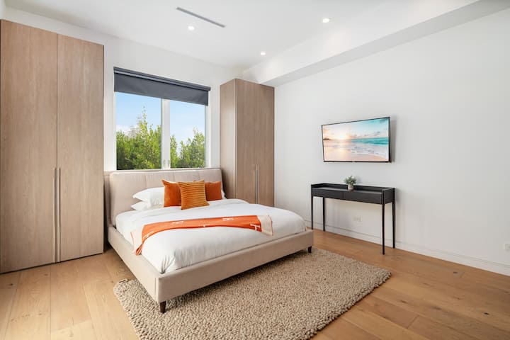 PENZIÓN / SAMOSTATNE STOJACI: (SPÁLŇA 6) MANŽELSKÁ POSTEĽ, VLASTNÁ KÚPEĽŇA S TOALETOU, SKRINE, INTELIGENTNÁ TELEVÍZIA. VYSOKÉ STROPY, PLNE VYBAVENÁ KUCHYŇA. 
