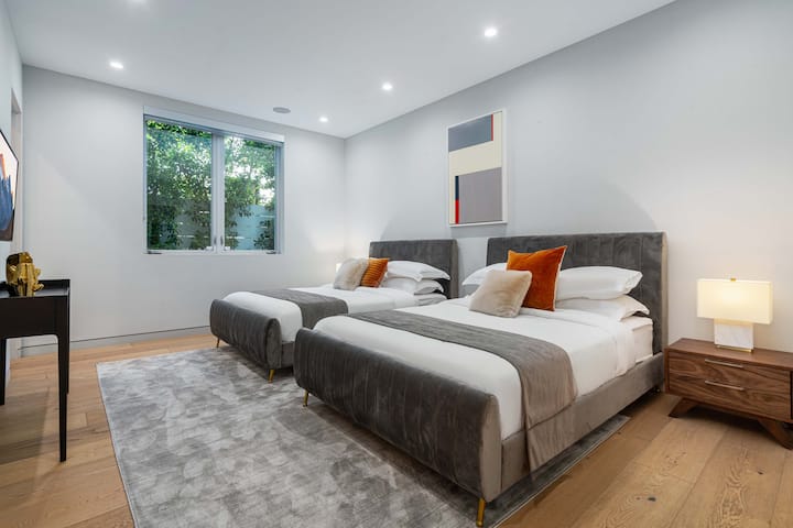 SPÁLŇA 4 (HLAVNÉ POSCHODIE): 2 veľké manželské postele, VLASTNÁ KÚPEĽŇA S TOALETOU, SKRIŇA, INTELIGENTNÝ televízor. VYSOKÉ STROPY.
