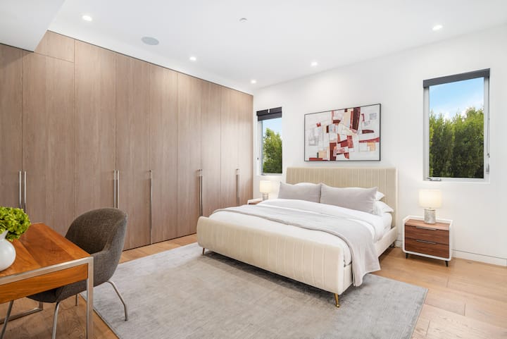 SPÁLŇA 3: MANŽELSKÁ POSTEĽ KING, VLASTNÁ KÚPEĽŇA S TOALETOU, ŠATNÍK, INTELIGENTNÝ TELEVÍZOR. VYSOKÉ STROPY.
