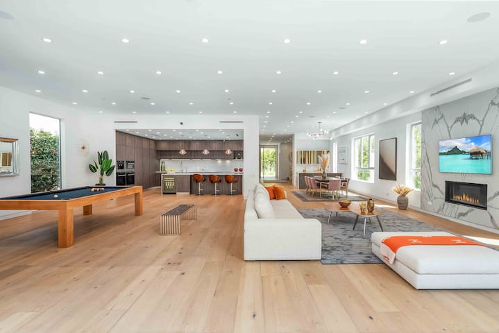 Villa Pasha by LuxJB | 16 Guest I 8 Bed Cinema Gym gallery image 2