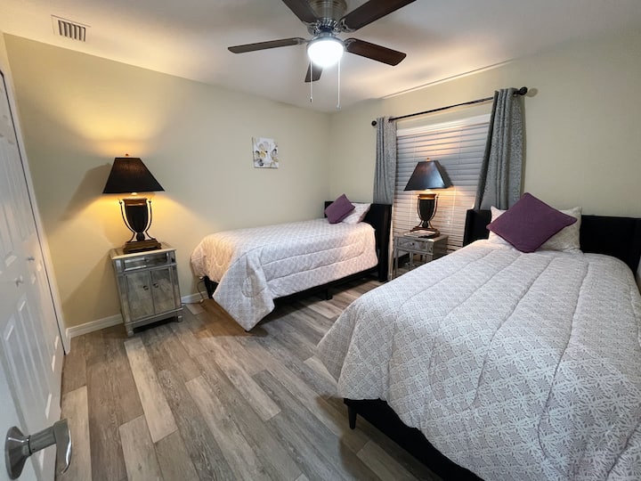 Ampia vista della camera con letti singoli e estremità destra