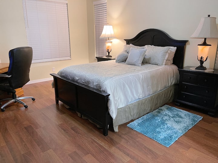 Chiudi il letto queen-size