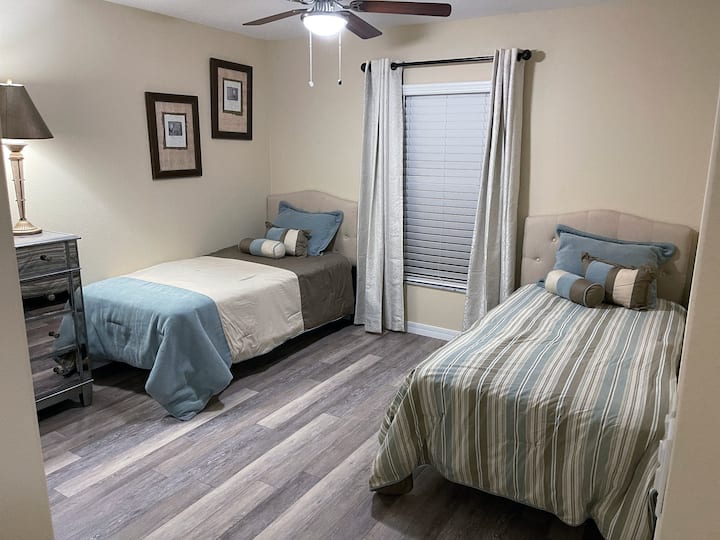 Camera con letti singoli a sinistra