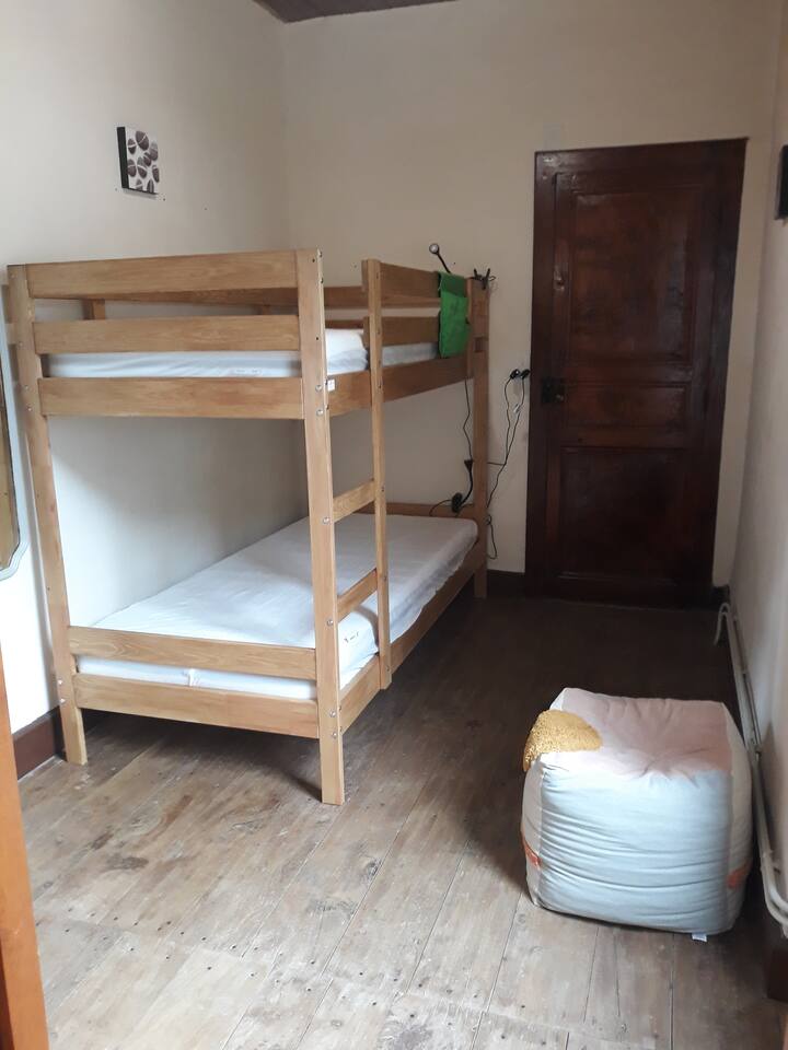 חדר שינה עם מיטת קומתיים 2