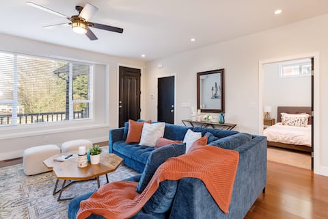 Moody Centre Gorgeous 2 Bedroom Coach House.