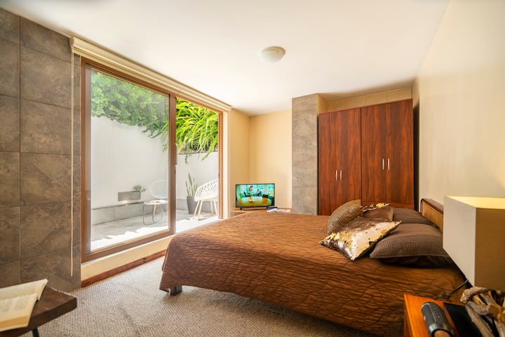 СПАЛНЯ 1 ИЗГЛЕД:
спалня с изход към самостоятелния двор на светлината чрез стъклена завеса.

