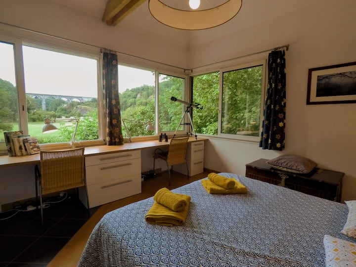 可俯瞰高架桥的主卧室