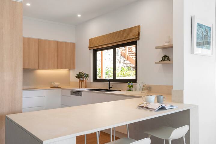 Florida Breeze – Palm Beach (5 min walk to beach) gallery image 3