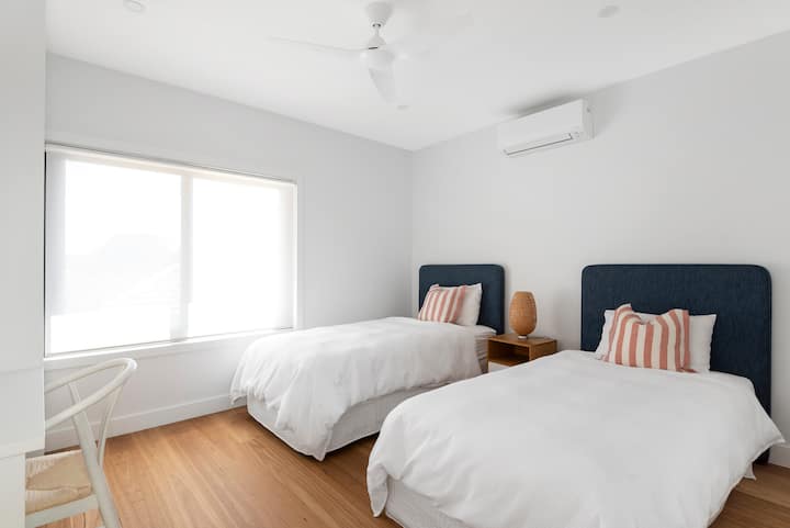 Dormitorio individual tamaño king en la planta superior con escritorio