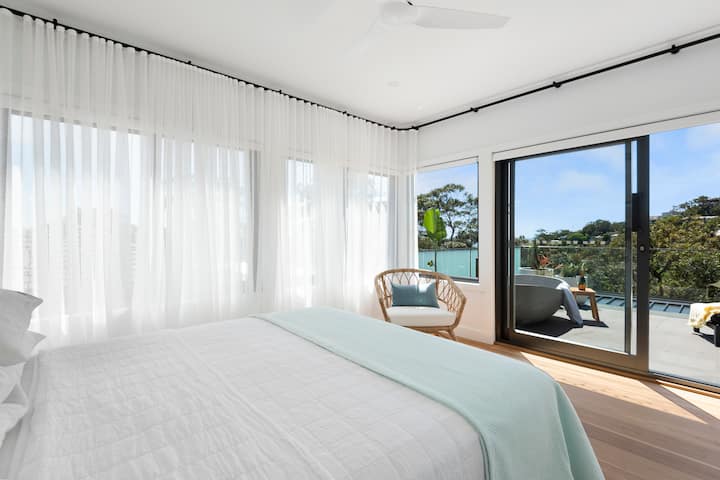 Dormitorio tamaño queen en la planta superior 