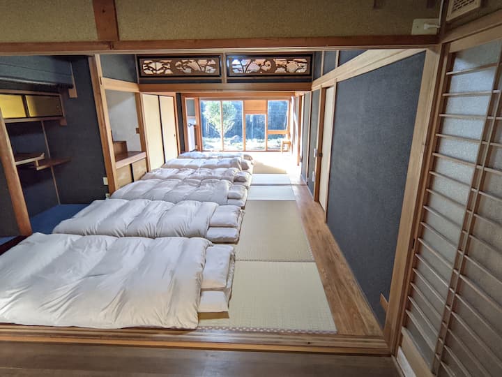 冬は、羽毛布団で寝ていただけます。
2部屋をつなげて6、7人部屋です。