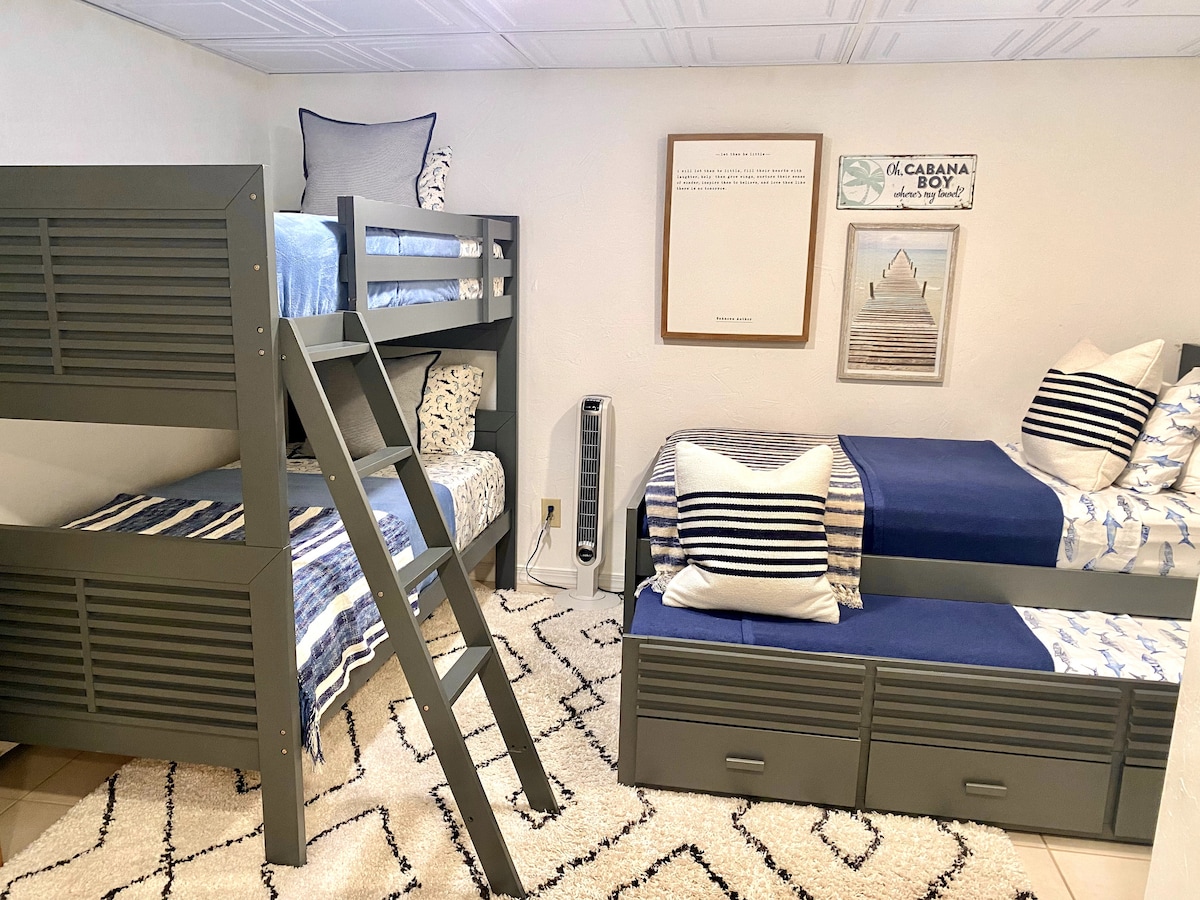 Долна соба на спрат со 4 брачни кревета