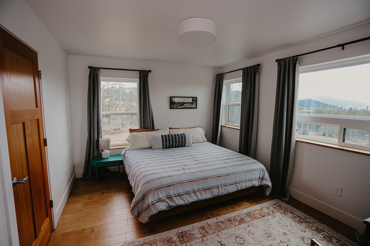 Ძირითადი საძინებელი დიდი საწოლით და ტბის ულამაზესი ხედებით