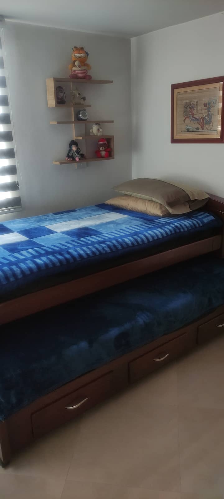 غرفة النوم الثانية - سرير عش (سريران فرديان)