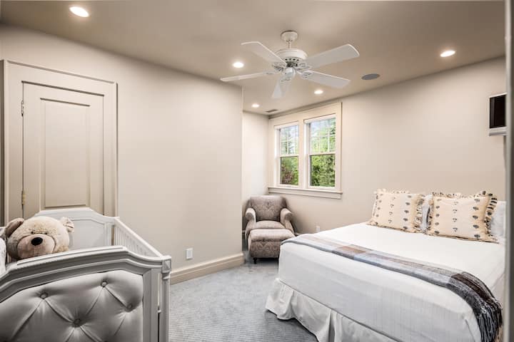 Chambre principale de niveau supérieur avec lit bébé, Nuna SENA Aire Playard, 4 mamans à bascule pour bébé et beaucoup de jouets.  