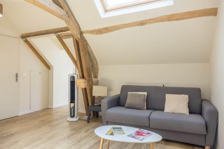 Third living room (1st floor): blackout window blind, express sofa bed easy to open and close. Fan provided during hot weather.
Non-contractual photo