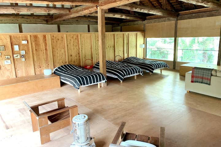 Piso de invitados configurado como 3 individuales (una silla de buena calidad y un colchón inflable están disponibles si es necesario)