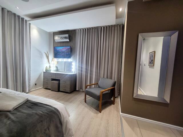 Entertainers Home, Somerset West gallery image 4