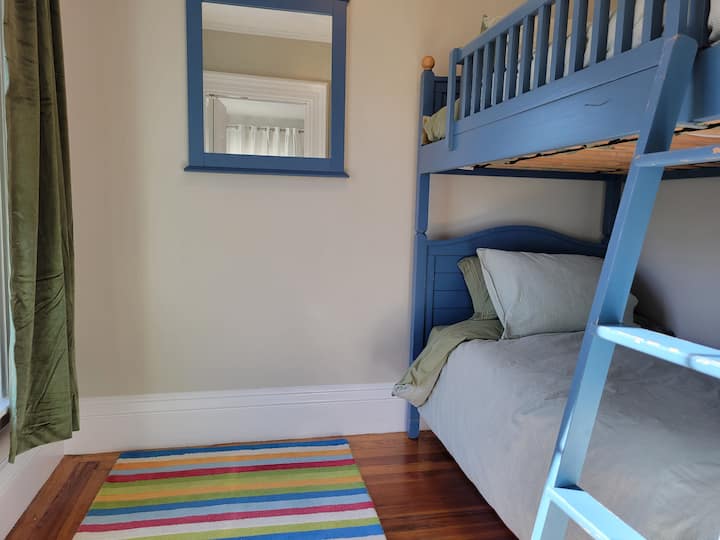 ห้องเตียงสองชั้นอยู่ห่างจากห้องนั่งเล่น -- ของเล่นอยู่ในลิ้นชัก (ส่วนหนึ่งของชุดเฟอร์นิเจอร์) ใต้เตียงสองชั้น