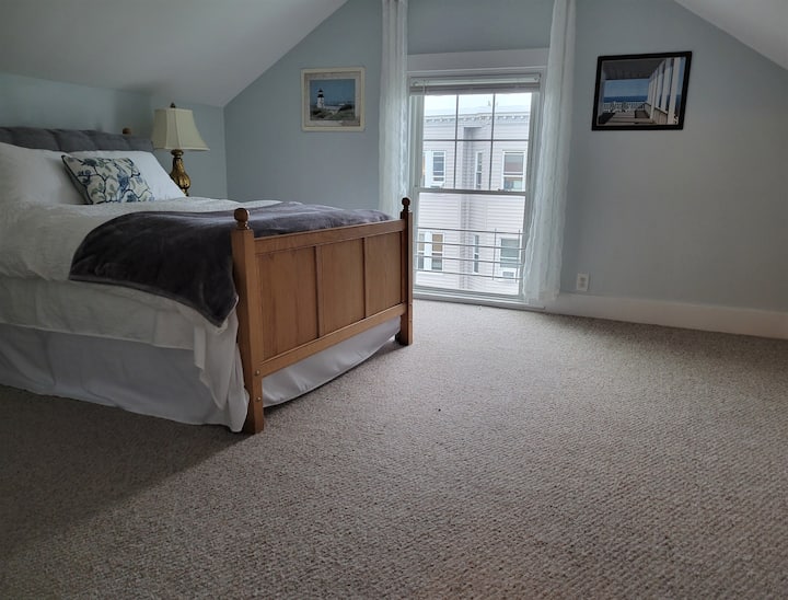 ห้องนอน #2 ชั้นบนสุดของห้องด้านหน้ารวมถึงตู้เสื้อผ้าขนาดใหญ่เครื่องปรับอากาศส่วนกลางเครื่องทำความร้อนบนกระดานข้างก้นไฟฟ้าใหม่ 