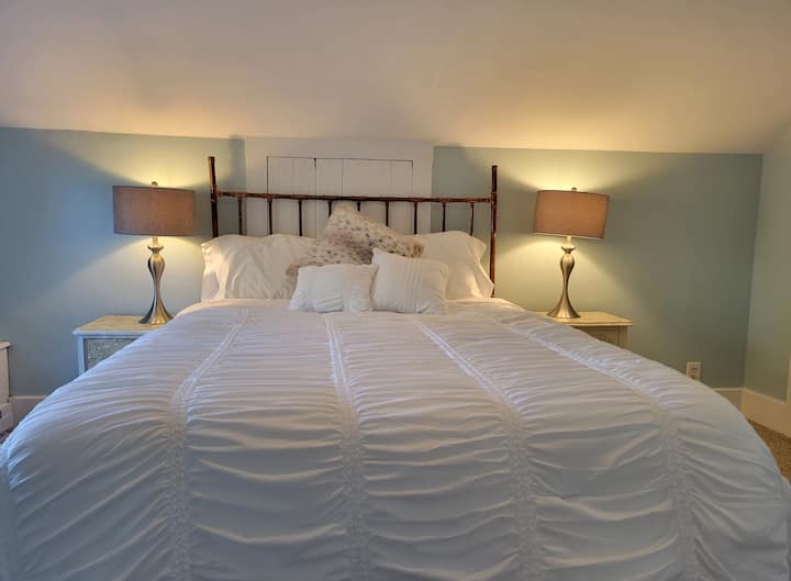 Bedrm #3 ด้านหลังชั้น 3 มีพื้นขนาดใหญ่กระจกม้านั่งหน้าต่างเครื่องปรับอากาศส่วนกลางและเครื่องทำความร้อนบนกระดานข้างก้นไฟฟ้าใหม่