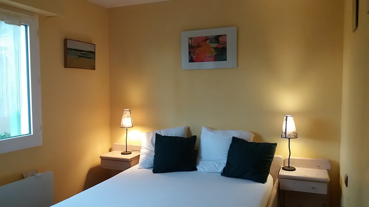 Nezavisna spavaća soba opremljena je krevetom širine 160 cm - osiguran je dječji krevet tipa bjorn.

Orijentiran na vrtove rezidencije, tišina je zajamčena