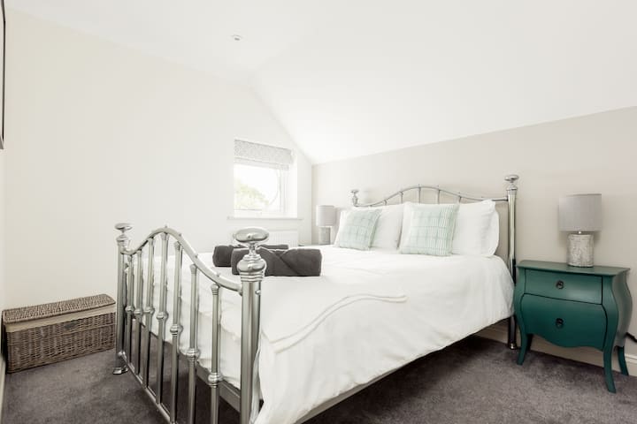 Segundo dormitorio con cama tamaño king y sábanas de algodón de lujo.