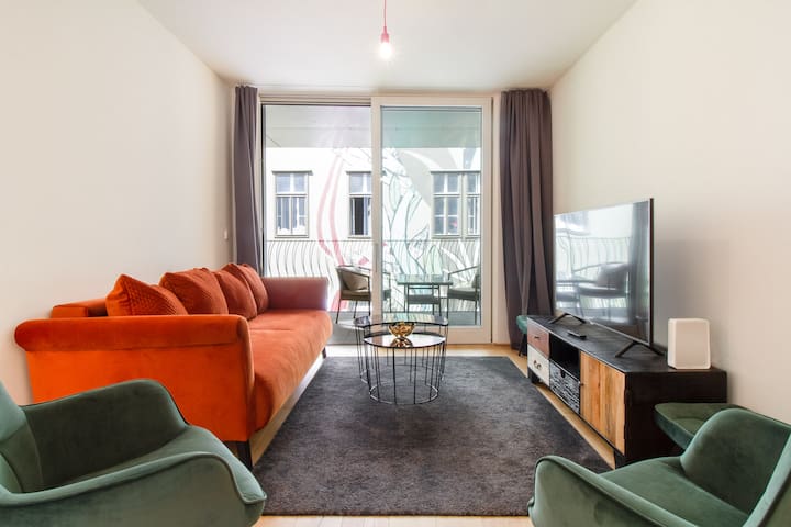 ♛ Elegant & Stylish ♛ | Walk to Center | Balcony ☀